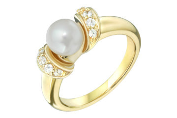 1/5 Carat Diamond & Cultured Pearl Yellow Gold Ring