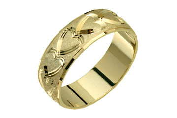 Alliance en or jaune sculpté en forme de cœur 14 carats