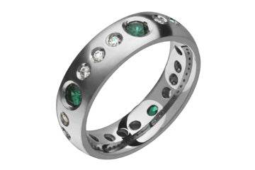 Bague d'éternité en titane avec diamants blancs et verts de 29/50 carats